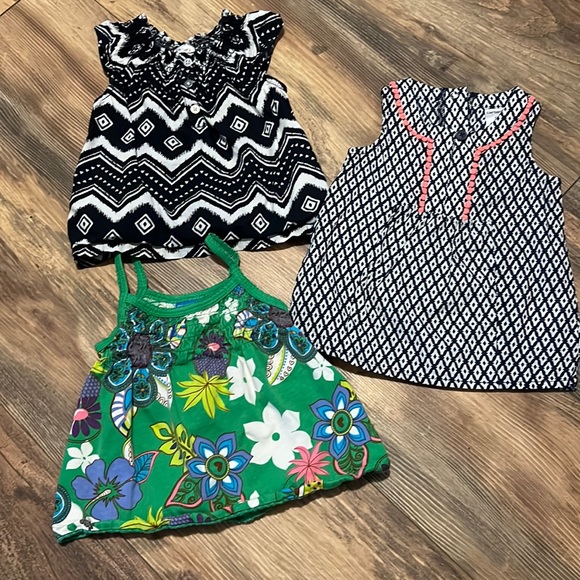 3 6-9 Sleeveless Tops - Picture 1 of 8